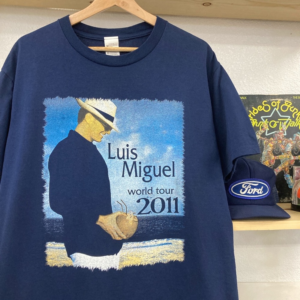 2011 Luis Miguel World Tour T-shirt size Medium (Fits Large)